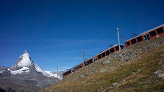 マッターホルンを背景に登る登山電車