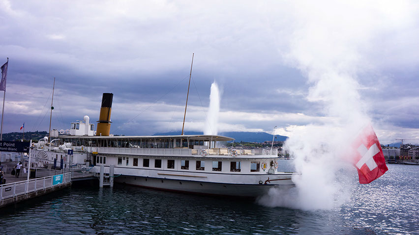 蒸気機関のレマン湖の観光船