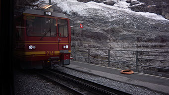 アイガー北壁をこれかた入る登山電車